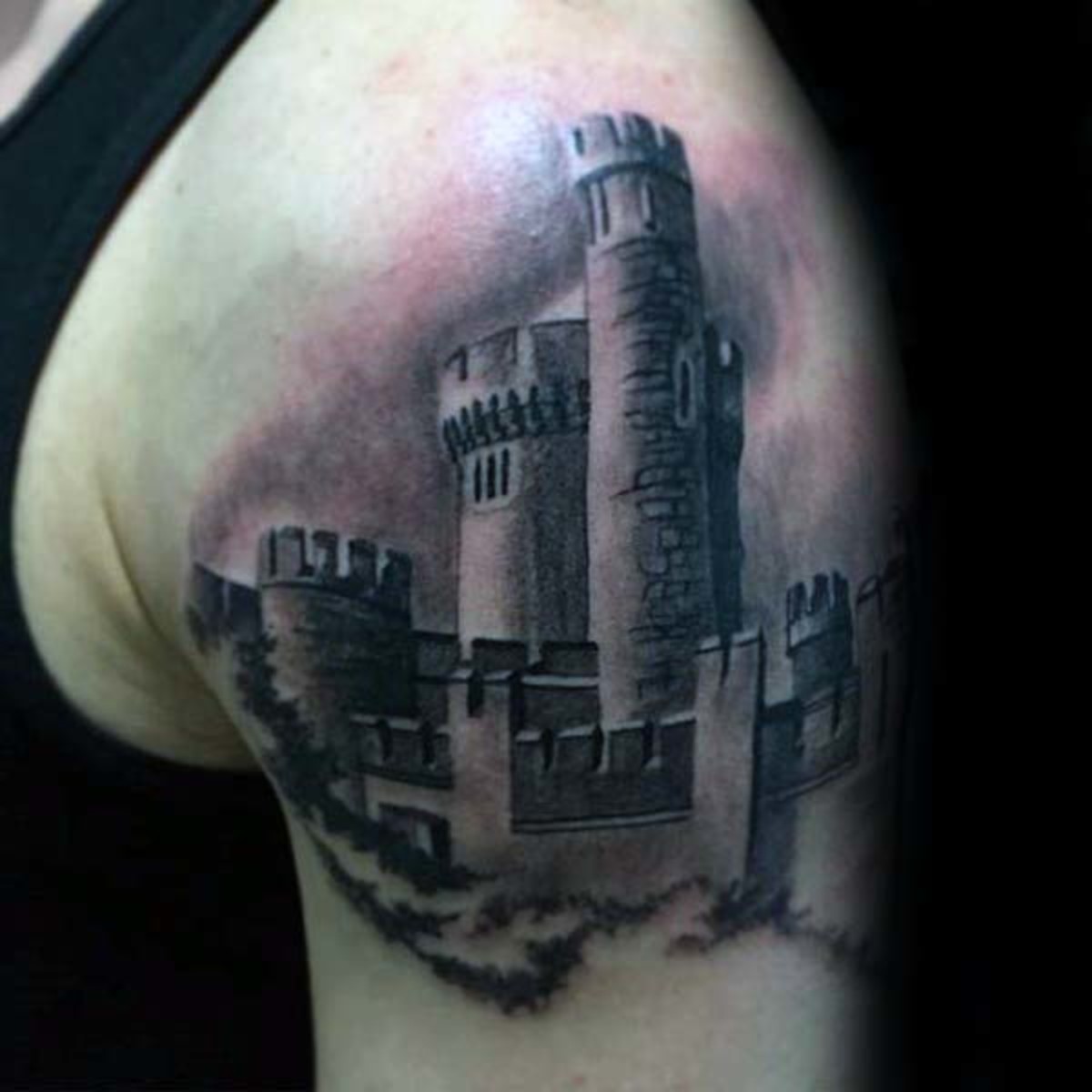 coole-detaillierte-shaded-irland-castle-mens-oberarm-tattoos