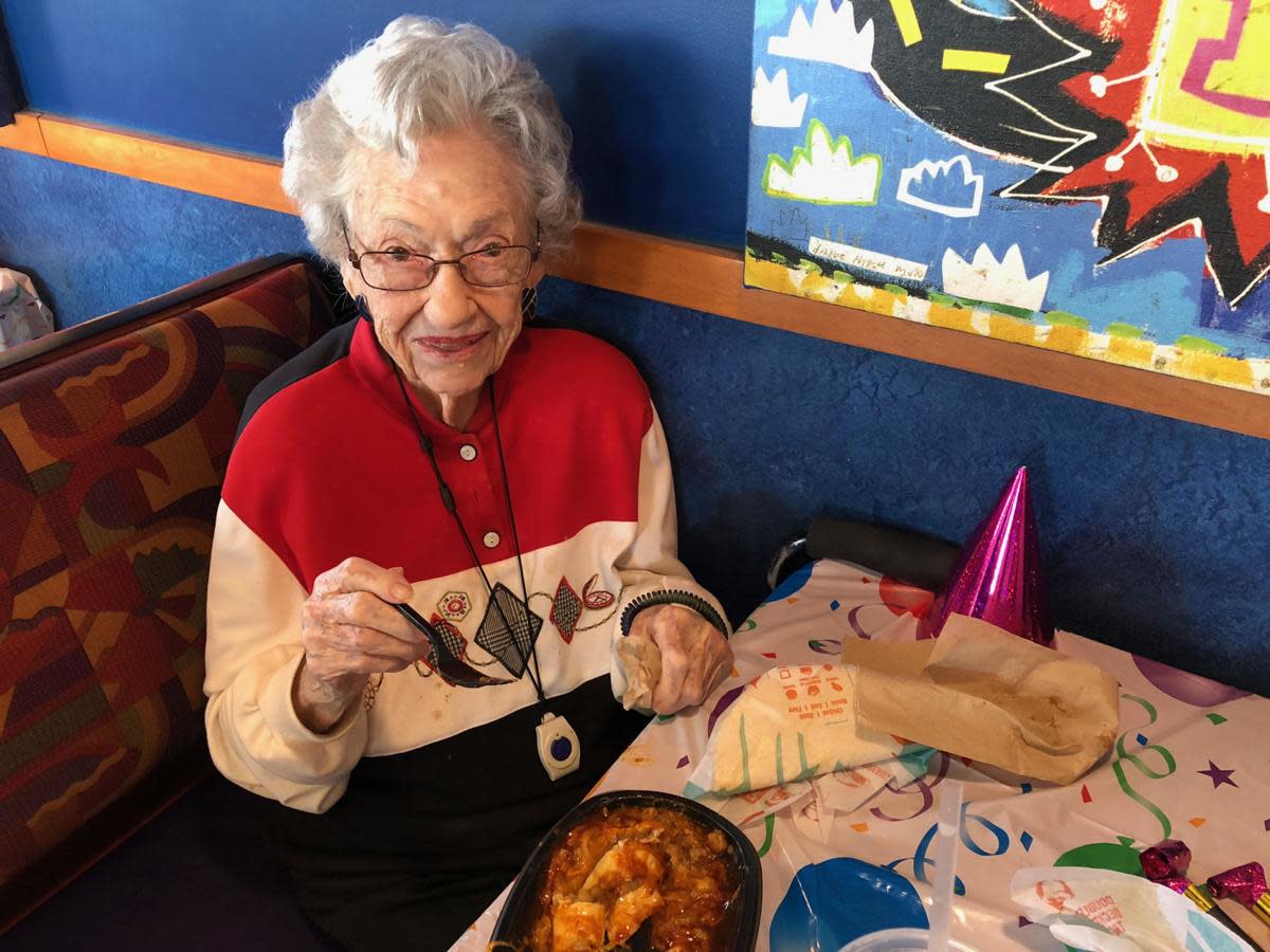 106letá žena, narozeniny taco bell, taco bell, fénix arizona, malíř šperků myrtis