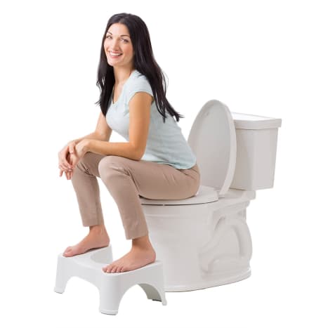 Squatty Potty se může zpočátku cítit jinak, ale tělo se rychle přizpůsobí a nový zdravý způsob eliminace se rychle stane druhou přirozeností. U většiny lidí je rozdíl okamžitý, zatímco některým trvá přibližně týden, než se přizpůsobí, uvolní a uvedou věci do pohybu.