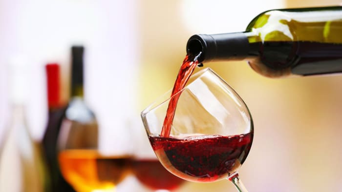 Rotwein in Weinglas gießen, Nahaufnahme; Alkohol; alkoholisch; Hintergrund; Bar; Getränk; Bordeaux; Flasche; Burgund; Cabernet; zelebrieren; Feier; Nahaufnahme; Getränk; Tropfen; Eleganz; Veranstaltung; Glas; Kelch; Gourmet; Traube; flüssig; Alkohol; Luxus; Speisekarte; Merlot; Bewegung; Party; gießen; Produkt; rot; Erfrischung; Restaurant; reif; ländlich; Spritzen; Spritzen; Verkostung; Wein; Weinglas; Weingut