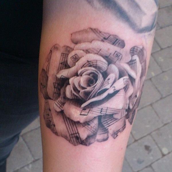 Noten Rose Unterarm Tattoo