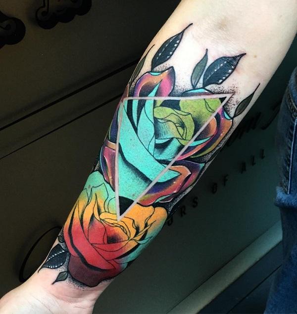 Bunte stilisierte Rosen Tattoo am Unterarm