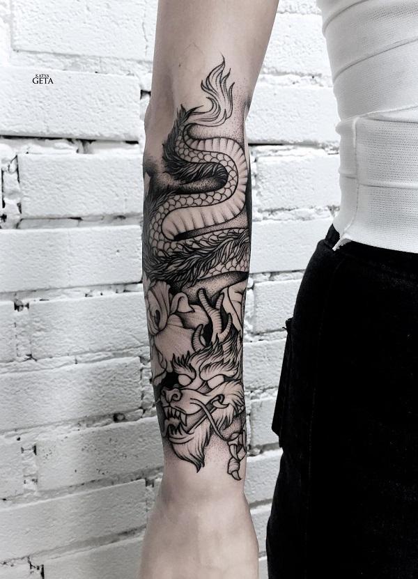 Černé a šedé tetování draka na předloktí