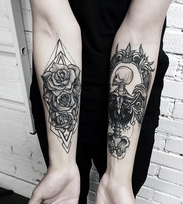 Passendes Tattoo mit Blume und Totenkopf an den Unterarmen