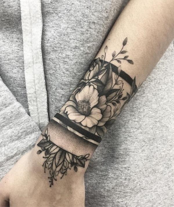 Na zápěstí a paži dotwork tetování s květinovým páskem