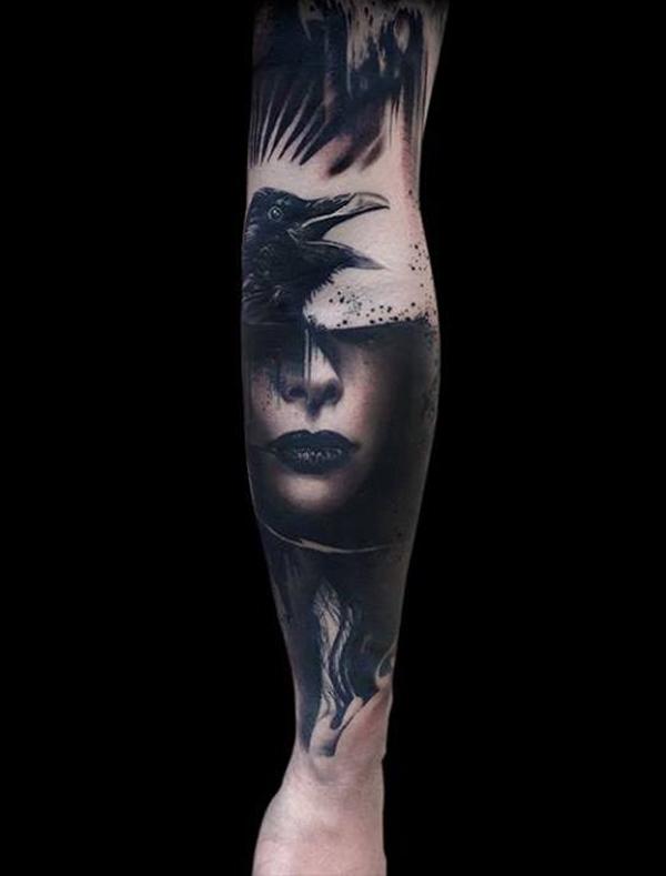 Abstraktní blackwork tetování s tváří havrana a ženy na předloktí