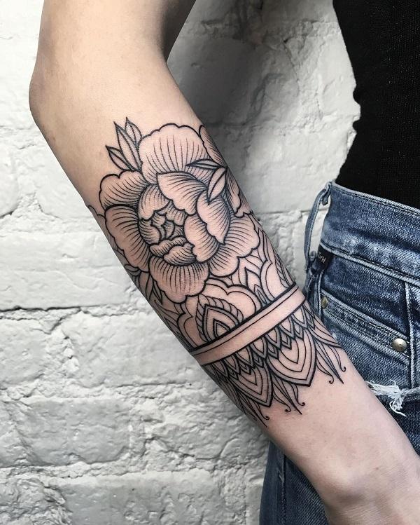 Blume mit Mandala Unterarm Tattoo