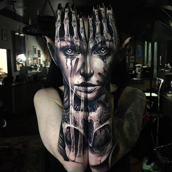 Realistické tetování na pažích a rukou napodobující lidskou tvář