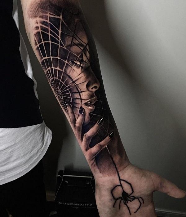 Portrét a tetování předloktí pavučinou