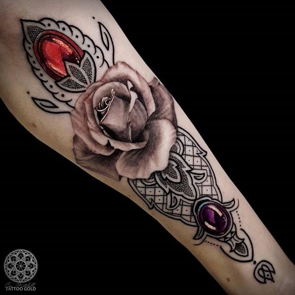 Růžové a diamantové tetování na předloktí
