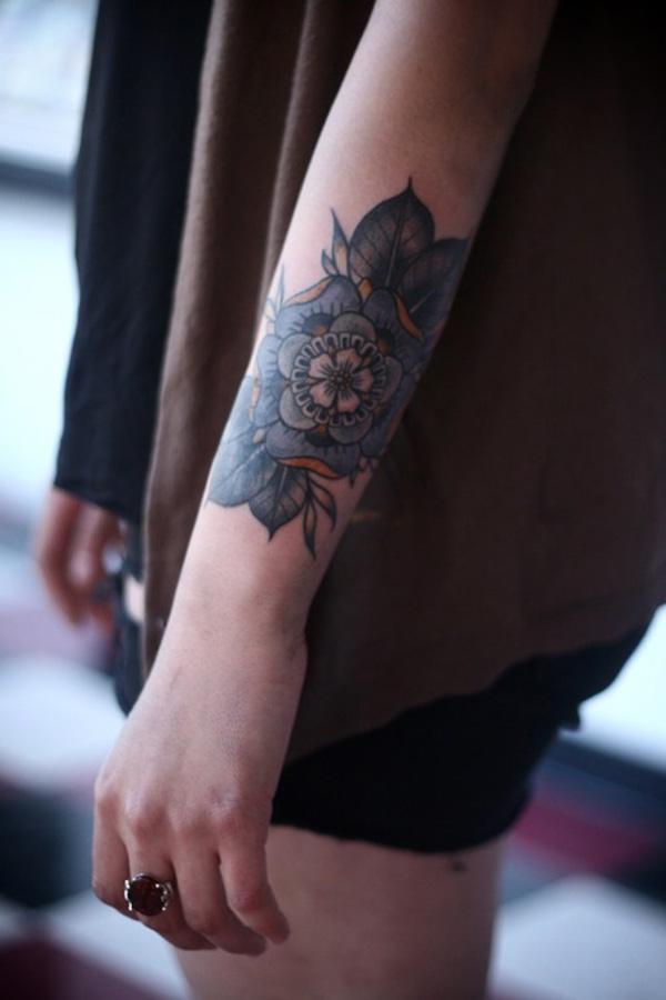 Modré květinové tetování na předloktí