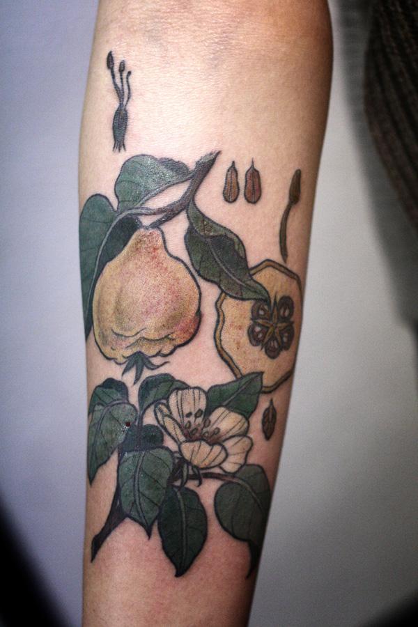 Birne und Blüte Unterarm Tattoo