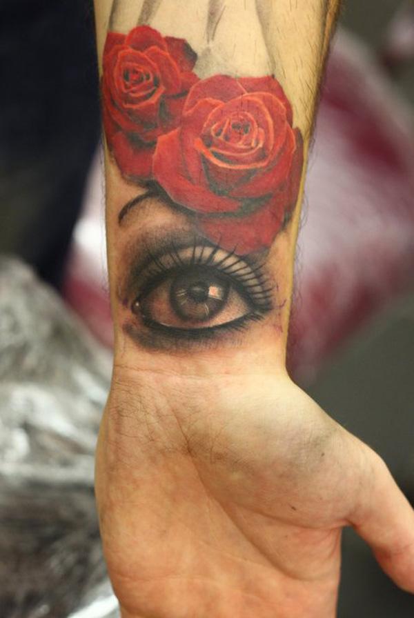 Oční a růžové tetování na předloktí