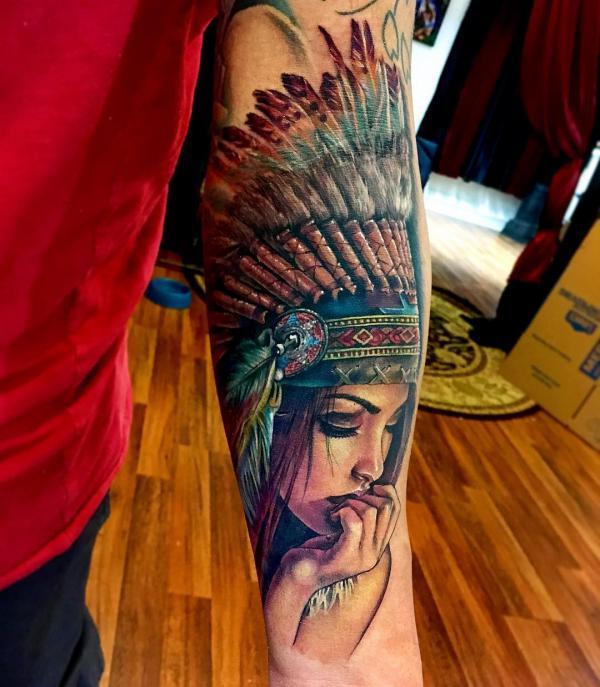 Farbiges indianisches Frau Tattoo am Unterarm