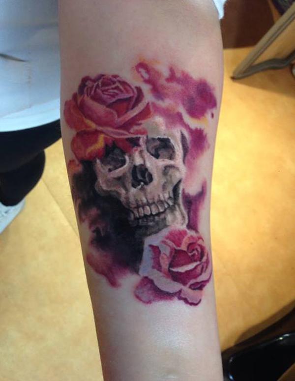 Totenkopf und Blume Unterarm Tattoo