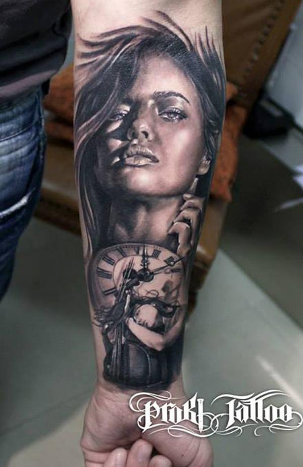 Schwarzweißes Tattoo mit Frauenportrait und Uhr am Unterarm