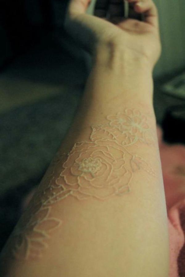 Bílý inkoust květ květ tetování