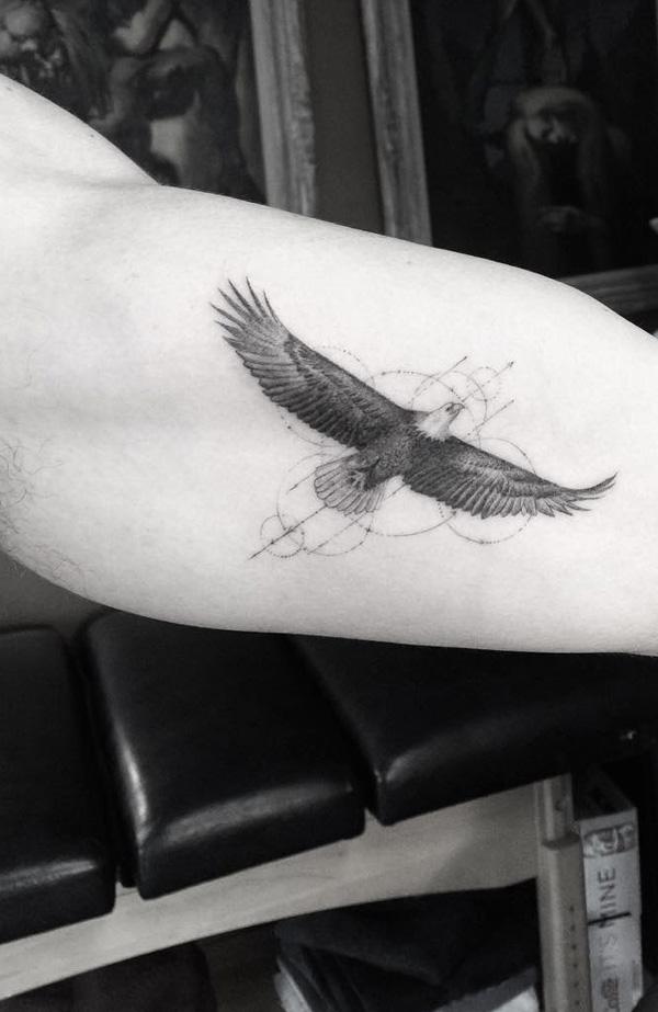 fliegender-adler-tattoo-für-männer-86