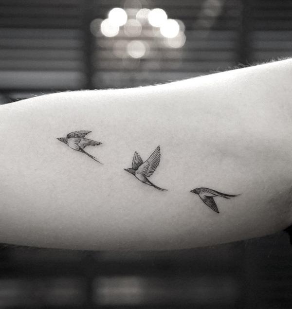 kleine-fliegende-vögel-tattoo-für-mädchen-95