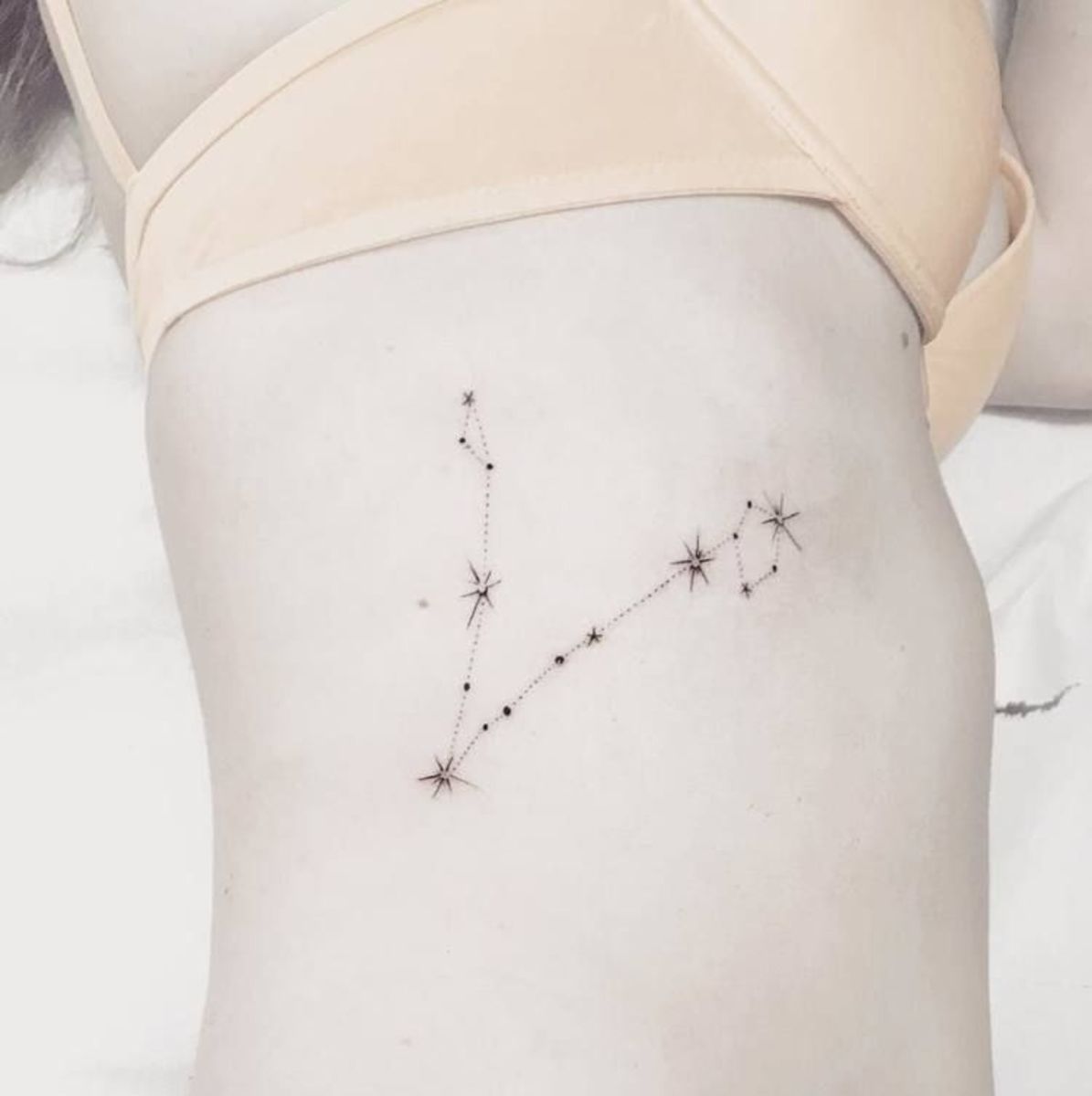Fische-Konstellation-Tattoo-auf-dem-rechten-Brustkorb