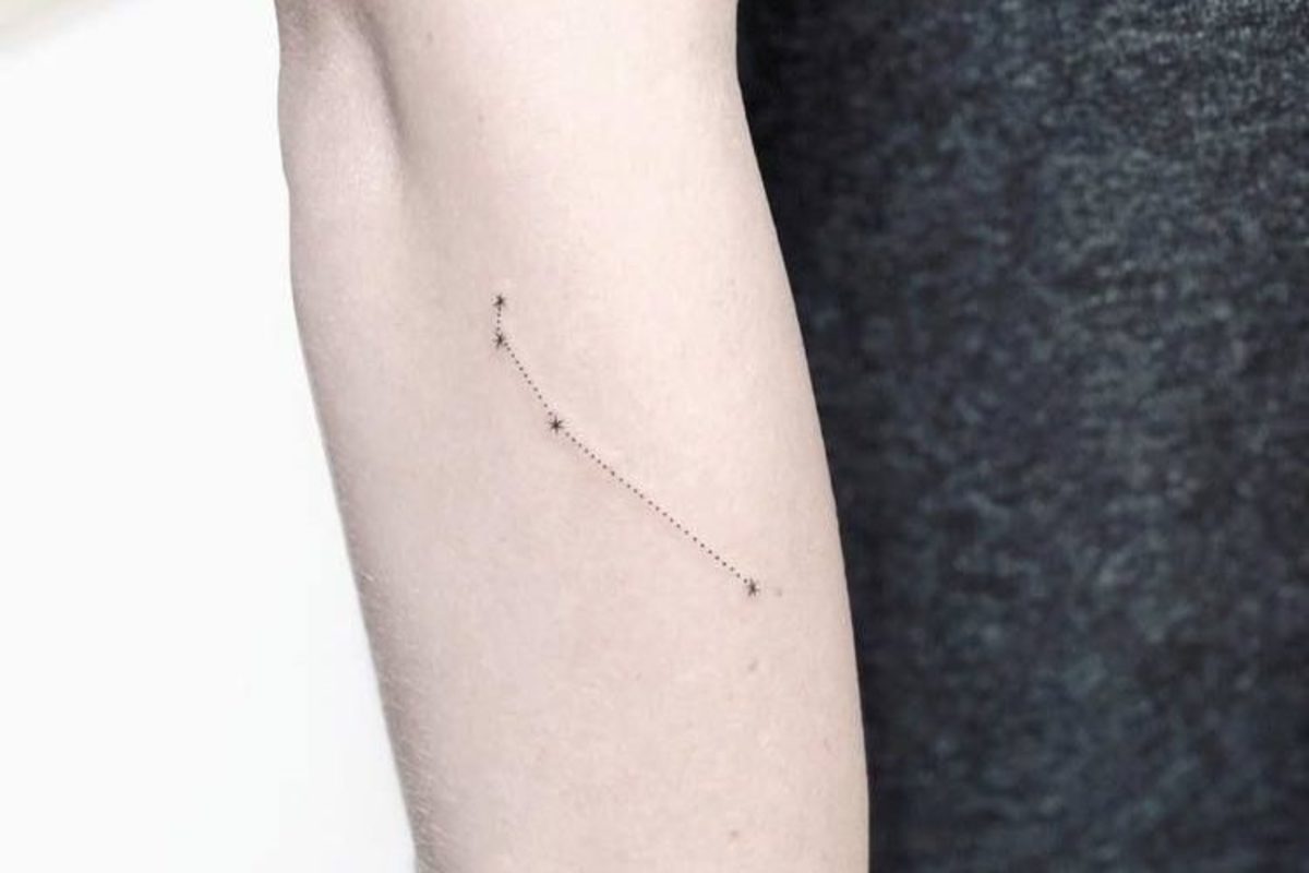 Minimalistische-Widder-Konstellation-Tattoo-auf-dem-Arm-750x500