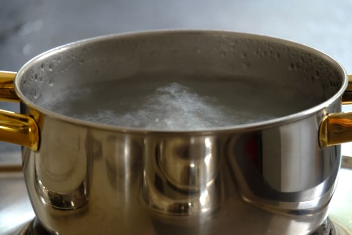Foto via pixabayPledges für Pi Alpha Kappa an der Tulane University wurden mit Töpfen mit kochendem Wasser über den Rücken gegossen. Die Brüder Frat stellten eine kochende Wassermischung her, die Pfefferspray und a