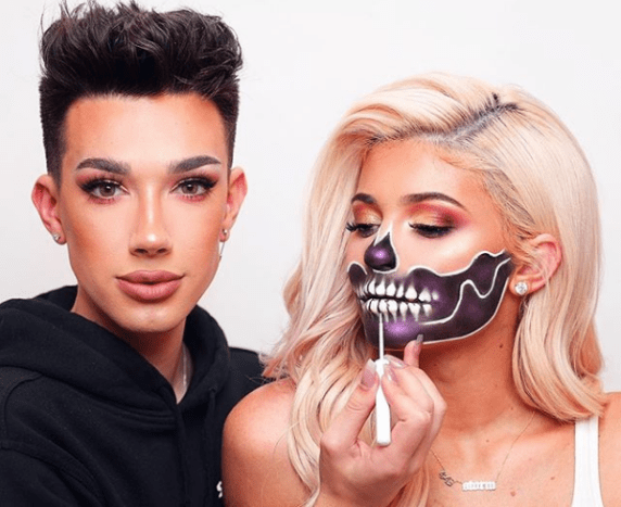 Selbst Social-Media-Queen Kylie Jenner kann einem Totenkopf-inspirierten Look für Halloween nicht widerstehen.