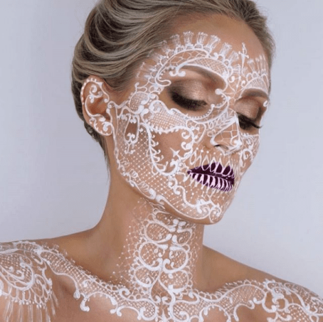 Spitze spielte als Hauptinspiration für diesen unglaublichen Make-up-Look.