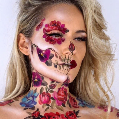 Diese florale Kreation enthält temporäre Tattoos, um einen atemberaubenden Totenkopf-Look zu kreieren.