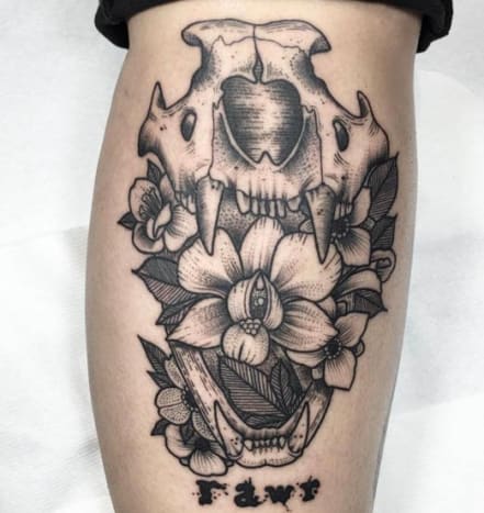 Reißzähne und Blume Kyle Stacher Tattoo