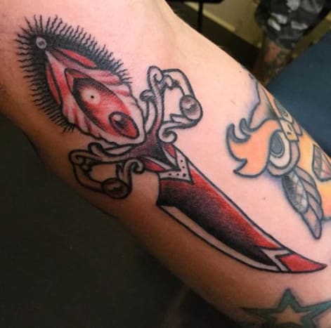 Feministické tetování nožem Chelsea Chernobyl