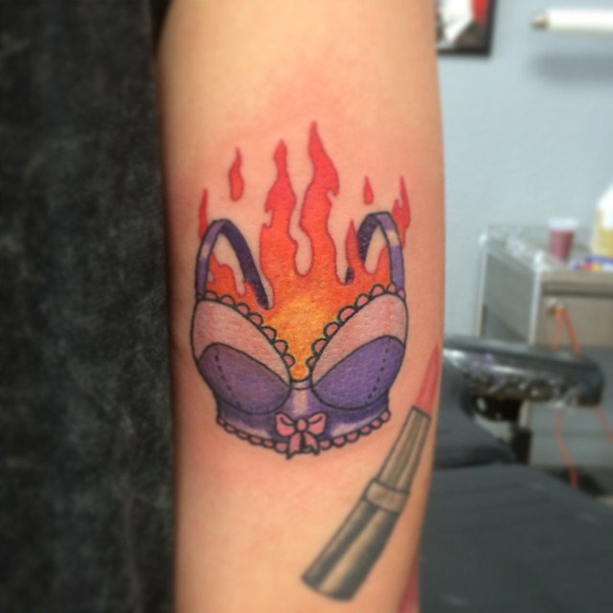 hořící podprsenka tetování