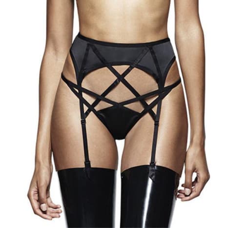In einigen Stripclubs verlangen sie, dass Mädchen drei Kleidungsstücke tragen, und dies kann oft einen Strumpfgürtel beinhalten.