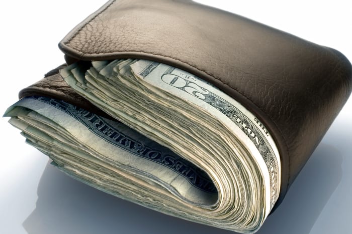 Das Wichtigste für eine Stripperin ist eine Tasche oder Brieftasche, in der sie ihre Spitzen aufbewahren können. Normalerweise befestigen Tänzer diese Taschen an ihren Knöcheln oder Handgelenken.