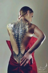 120 coole Wirbelsäulen-Tattoos