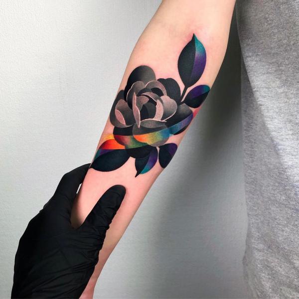 Stilisierte Rose mit Regenbogenstreifen Tattoo