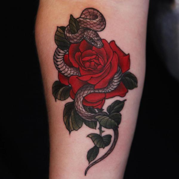 Rose und Schlange Tattoo