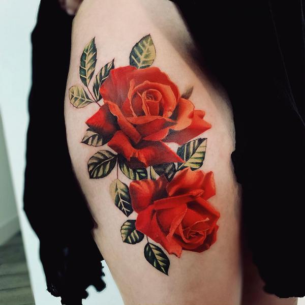 Rosen Tattoo am Oberschenkel