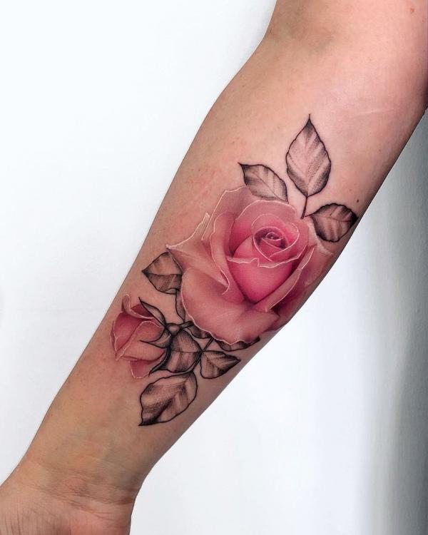 Kristallrosa Rose am Unterarm