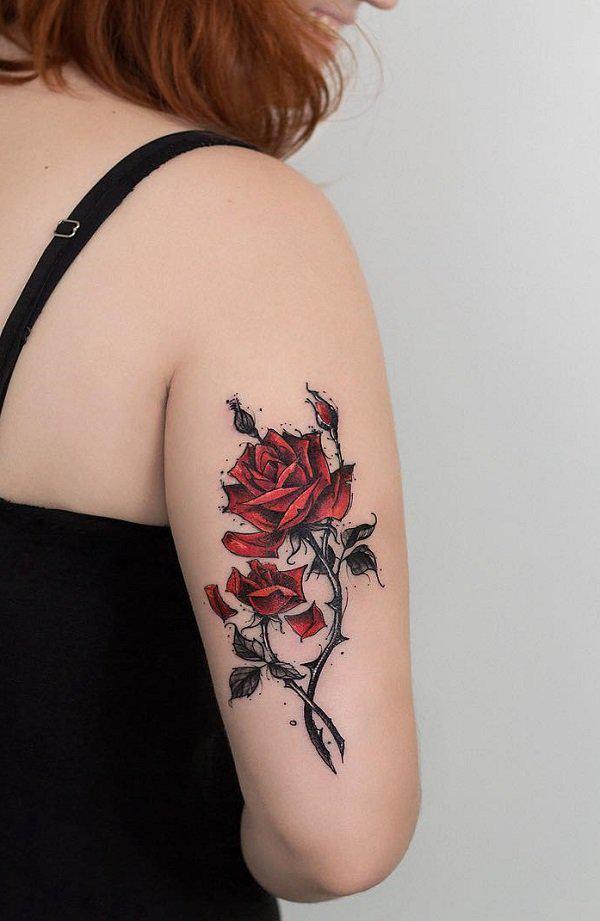 Rote Rose mit Hüften und Hörnern Tattoo