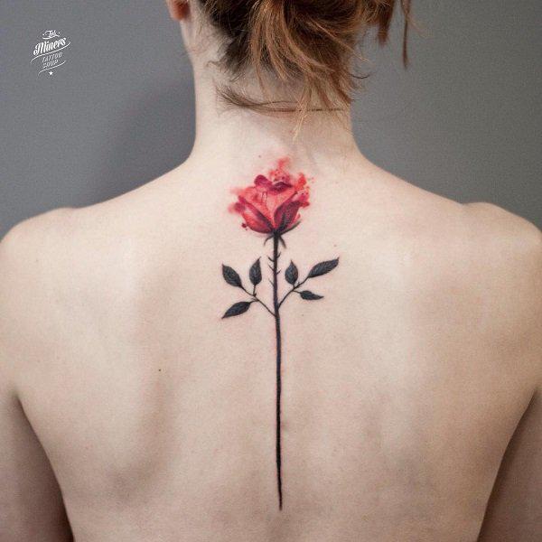 Einzelner Stiel Rose mit Hörnern Tattoo an der Wirbelsäule