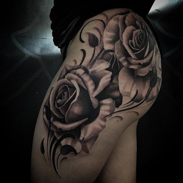 Rose Tattoo über Oberschenkel und Hüfte in Schwarz und Weiß