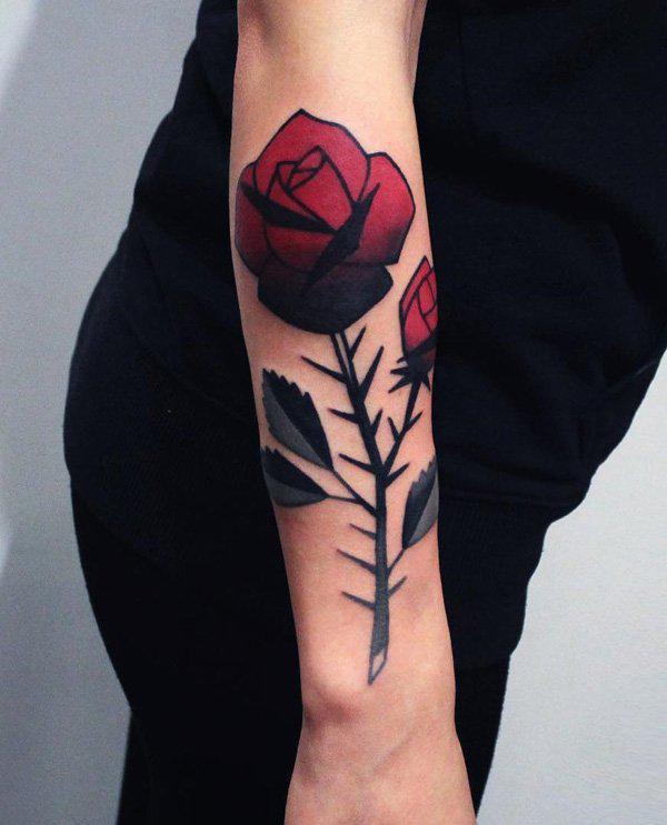 ein stacheliges Rosen-Unterarm-Tattoo