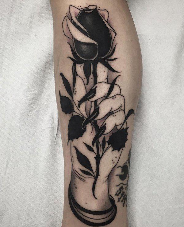 Eine Rose in der Hand Tattoo am halben Ärmel