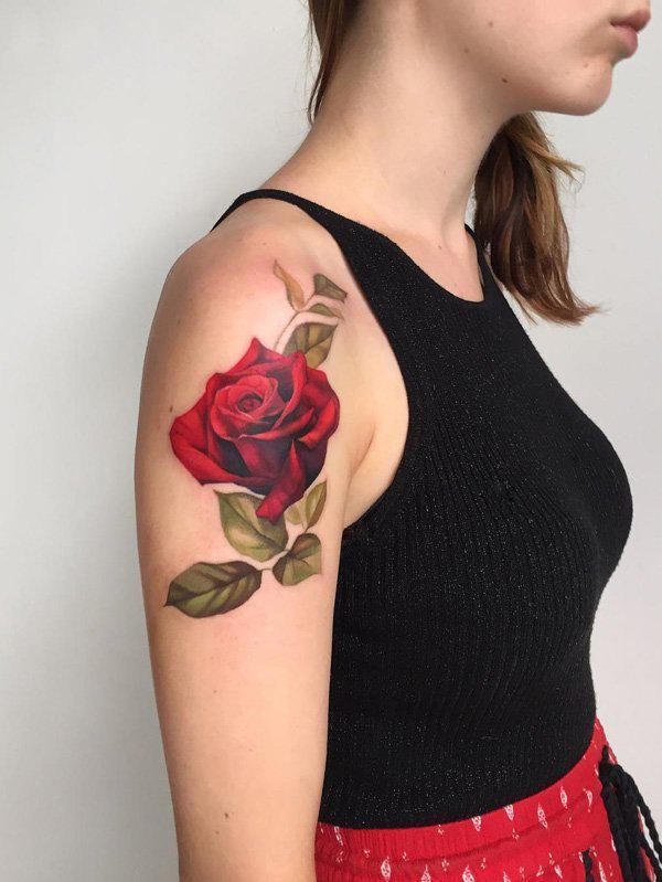Rote Rose mit grauen Blättern Tattoo