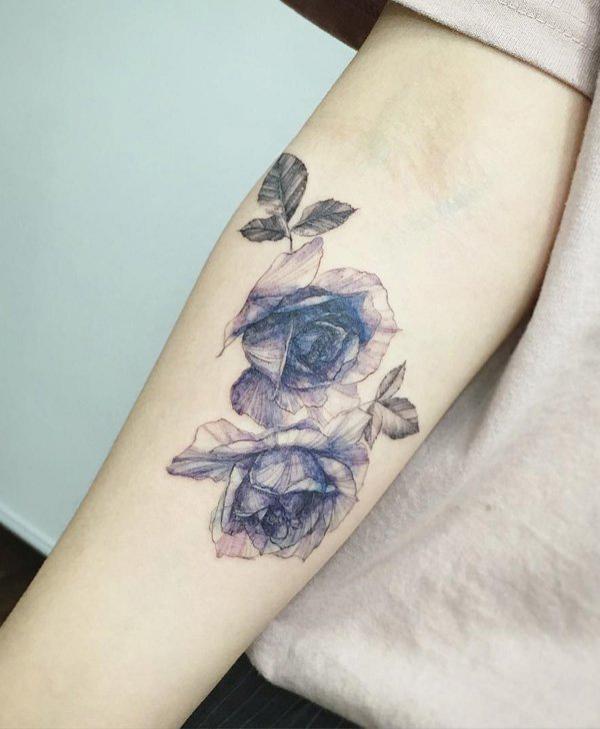 Skizzenhafte blaue Rosen am Arm