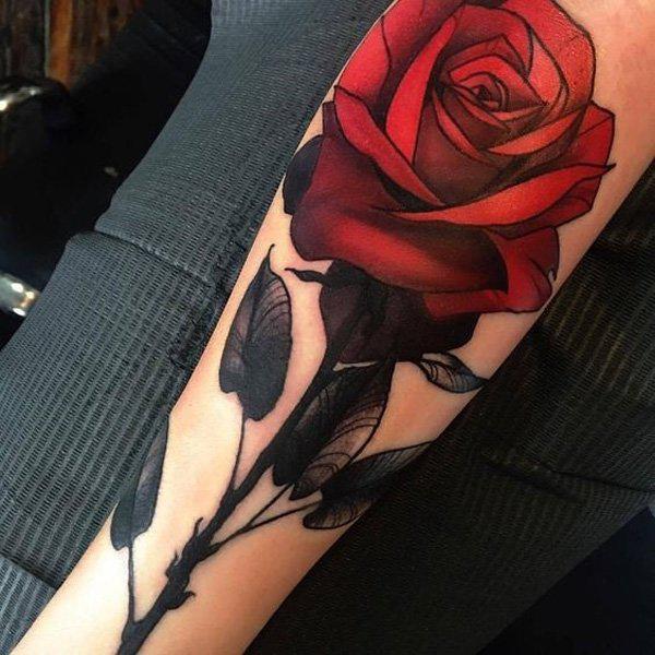 Erstaunliche rote Rose in voller Blüte Tattoo am Unterarm
