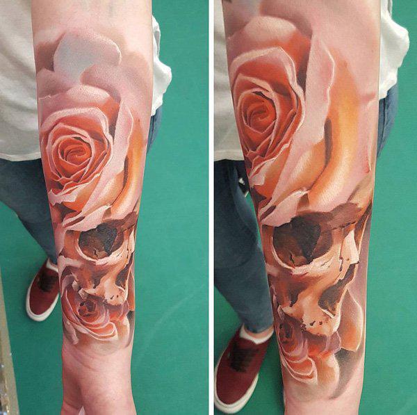 Tattoo mit rosa Rose mit Totenkopfblättern