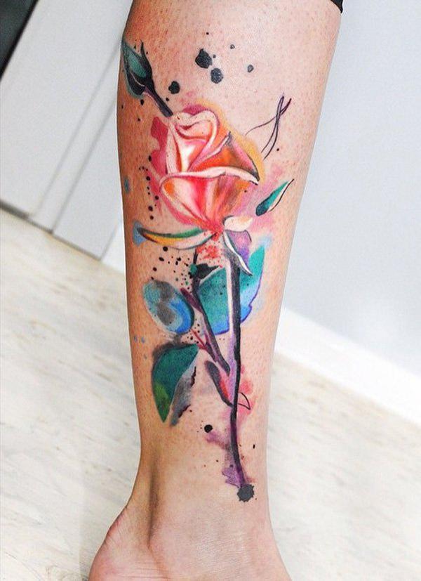 Lebendige Rose mit einem Stiel Tattoo im Aquarell-Stil