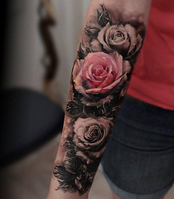 Tattoo mit Rose am Ärmel